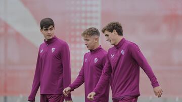 Juanlu, Isra Domínguez y Manu Bueno, en el entrenamiento del Sevilla este martes.