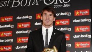 <b>MUY FELIZ. </b>Messi recibió ayer la Bota de Oro de manos de Rogelio Rengel (Don Balón)0 y el director general de DAMM, Enric Crous.