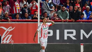 Edgar Méndez festeja su gol con el Necaxa en contra de Cruz Azul.