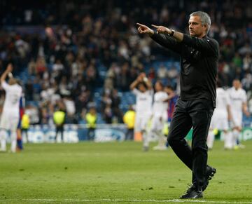 Tras una mala temporada en su campaña de regreso a la presidencia del Real Madrid, Florentino Pérez contrató al técnico más exitoso que había en Europa en 2010: el portugués José Mourinho. Al frente del Inter del Milán logró un histórico triplete al ganar la Champions (la ganó en el Bernabéu ante el Bayern), Scudetto y Copa italianas. Mourinho (o Mou como era conocido polpularmente) logró ganar una Liga, una Copa y una Supercopa, pero edificó un bloque sólido al que sólo le faltó levantar la Champions, algo que rozó: no en vano llevó al equipo a disputar tres semifinales consecutivas. En el campeonato liguero obtuvo 87 victorias en 114 partidos (76,32%): es el mayor porcentaje de triunfos de cualquier entrenador madridista.