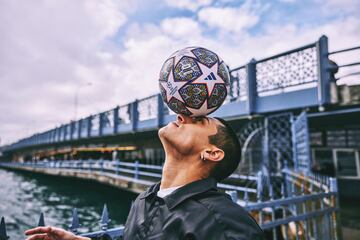 Un freestyler posa con El UCL Pro Istanbul junto a un muelle de Estambul.