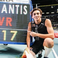 Duplantis vuela más alto que nadie: récord mundial con 6,17