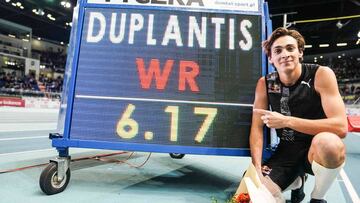 Duplantis vuela más alto que nadie: récord mundial con 6,17