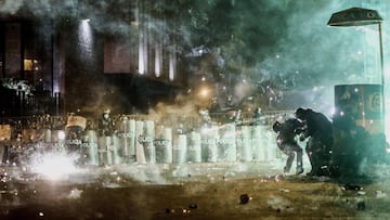 Lima (Peru), 12/11/2020.- Police officers fire tear gas canisters at demonstrators during a protest against Peruvian President Manuel Merino at Plaza San Martin in Lima, Peru, 12 November 2020. Merino took office on 10 November amid a controversial constitutional process after the dismissal of former President Martin Vizcarra for 'moral incapacity' by Peruvian Congress. (Protestas, Incendio) EFE/EPA/ALDAIR MEJIA