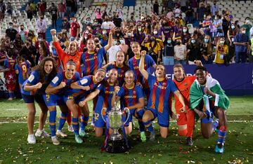 Las jugadoras posan con la Copa de la Reina. 