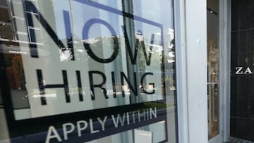 Un peat&oacute;n pasa frente a una tienda de Zara con un gran letrero &quot;Now Hiring&quot; en la ventana, el lunes 12 de octubre de 2020, a lo largo de la famosa &aacute;rea de Lincoln Road en Miami Beach, Florida.