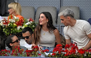 Victoria Federica de Marichalar, Lola Lolita e Isaac Belk durante el partido de Carlos Alcaraz contra Kar¨¦n Jach¨¢nov en los cuartos de final del Mutua Madrid Open de tenis.