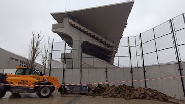Obras del cambio de césped en el Estadio de Vallecas.