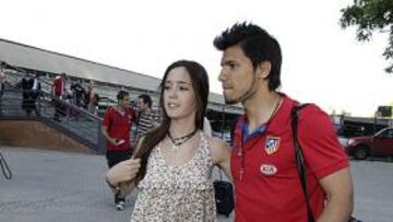 <b>EN SEVILLA. </b>Kun Agüero se fotografió con unas aficionadas a la salida de la sevillana estación de Santa Justa, ayer por la tarde.