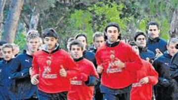 <b>SESIÓN FÍSICA. </b>La plantilla ilicitana disfrutó ayer de un entrenamiento diferente a lo habitual en el río Vinalopó.