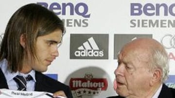 <b>EL ÚLTIMO EN LLEGAR.</b> El presidente de honor presentó a la última adquisíción blanca, Gago.