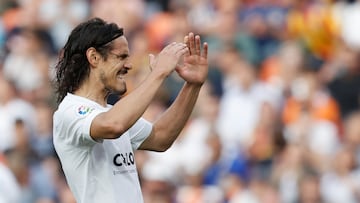 El delantero uruguayo del Valencia, Edinson Cavani, se lamenta durante el encuentro de la jornada 31 de LaLiga entre el Valencia CF y el Real Valladolid.