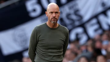 London (United Kingdom), 19/08/2023.- Manchester United manager Erik ten Hag watches from the touchline during the English Premier League soccer matchh between Tottenham Hotspur and Manchester United, in London, Britain, 19 August 2023. (Reino Unido, Londres) EFE/EPA/ANDY RAIN EDITORIAL USE ONLY. No use with unauthorized audio, video, data, fixture lists, club/league logos or 'live' services. Online in-match use limited to 120 images, no video emulation. No use in betting, games or single club/league/player publications.