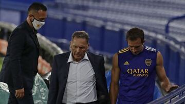 Boca Juniors' team coach Miguel Angel Russo (C) and defender Carlos Izquierdoz (R) leave the field at end their Argentine Professional Football League match against Sarmiento at La Bombonera stadium in Buenos Aires, on February 28, 2021. (Photo by ALEJANDRO PAGNI / AFP)