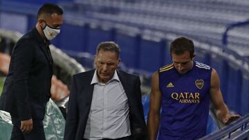 Boca Juniors&#039; team coach Miguel Angel Russo (C) and defender Carlos Izquierdoz (R) leave the field at end their Argentine Professional Football League match against Sarmiento at La Bombonera stadium in Buenos Aires, on February 28, 2021. (Photo by ALEJANDRO PAGNI / AFP)