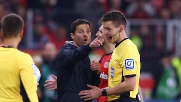 Soccer Football - Bundesliga - Bayer Leverkusen v VfB Stuttgart - BayArena, Leverkusen, Germany - November 1, 2024 Bayer Leverkusen coach Xabi Alonso talks to referee Daniel Siebert REUTERS/Thilo Schmuelgen DFL REGULATIONS PROHIBIT ANY USE OF PHOTOGRAPHS AS IMAGE SEQUENCES AND/OR QUASI-VIDEO.
