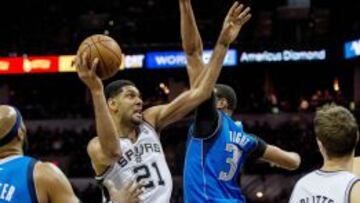 Tim Duncan lanza ante Brandan Wright.