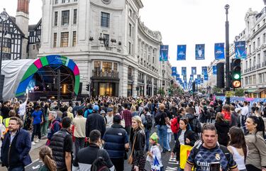 Desde Trafalgar Square hasta Regent Street, los dos grandes puntos de interés para aficionados y turistas, los escudos, banderas y pancartas del Real Madrid y Borussia de Dortmund adornan las calles londinenses.