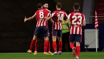 Los jugadores del Atlético celebran el gol de Carrasco.