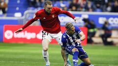 El defensa del Alav&eacute;s Kiko Femen&iacute;a y el centrocampista del Osasuna Carlos Clerc luchan por el bal&oacute;n.