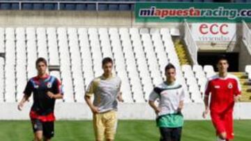 <b>MODELOS. </b>Chavales del Juvenil vistieron la colección: los tres centrales las de los jugadores de campo y en las esquinas las de los porteros.