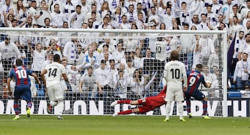 Real Madrid 0-2 Levante | Tras una mano de Varane detro del área y tras la decisión del VAR, Roger batió a Courtois desde la pena máxima.