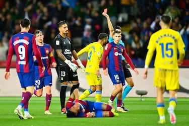 El árbitro del partido, Busquets Ferrer, muestra la cartulina roja al portero de la UD Las Palmas.