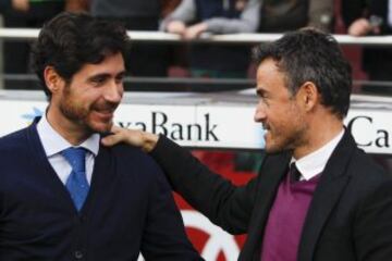 El entrenador del FC Barcelona Luis Enrique saluda al técnico del Deportivo de la Coruña Víctor Sánchez del Amo.