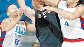 <b>BATALLADOR. </b>Pat Burke controla un rebote en pugna con Luis Scola y Andy Betts.