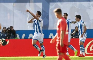 Jugaba colectiva del conjunto txuri-urdin, de tiralíneas. El balón le llega a Merino en el interior del área y libre de marca. Tiene la calma necesaria para poder superar a un Courtois que se venció hacia un lado.