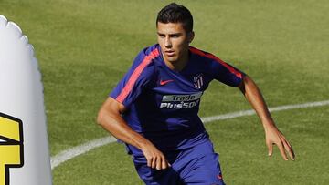 Rodri realiza un ejercicio durante el entrenamiento del Atlético ayer en el Cerro.