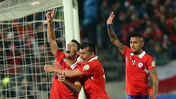 Futbol, Chile vs Venezuela
Eliminatorias para el Mundial Brasil 2014.
El jugador de la selección de Chile Marcos Gonzalez celebra con sus compañeros luego de convertir su gol contra la selección de Venezuela durante el partido por las eliminatorias para el Mundial Brasil 2014 jugado en el estadio Nacional.
06/09/2013
Santiago, Chile.
Martin Thomas/Photosport*****************************
Football, Chile vs Venezuela
Qualifying match for the World Cup Brazil 2014.
Chile's national team player Marcos Gonzalez celebrates with teammates after scoring against Venezuela during their qualifying match for the World Cup Brazil 2014 held at the Nacional Stadium.
06/09/2013
Santiago,Chile
Martin Thomas/Photosport