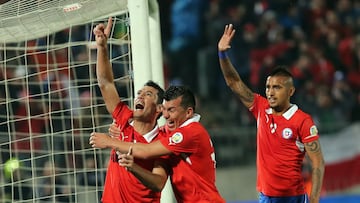 Futbol, Chile vs Venezuela
Eliminatorias para el Mundial Brasil 2014.
El jugador de la selección de Chile Marcos Gonzalez celebra con sus compañeros luego de convertir su gol contra la selección de Venezuela durante el partido por las eliminatorias para el Mundial Brasil 2014 jugado en el estadio Nacional.
06/09/2013
Santiago, Chile.
Martin Thomas/Photosport*****************************

Football, Chile vs Venezuela
Qualifying match for the World Cup Brazil 2014.
Chile's national team player Marcos Gonzalez celebrates with teammates after scoring against Venezuela during their qualifying match for the World Cup Brazil 2014  held at the Nacional Stadium.
06/09/2013
Santiago,Chile
Martin Thomas/Photosport