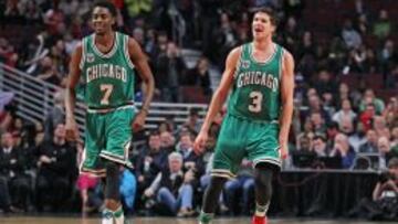 Justin Holiday (izquierda) y Doug McDermott celebran un triple. Los Bulls vistiendo de verde en el día de San Patricio.