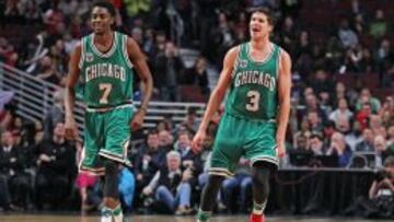 Justin Holiday (izquierda) y Doug McDermott celebran un triple. Los Bulls vistiendo de verde en el d&iacute;a de San Patricio.