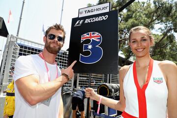 El actor Chris Hemsworth señala el puesto de su compatriota Daniel Ricciardo.