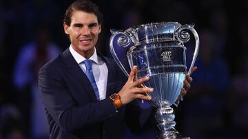 Nadal compareci&oacute; en el O2 con elegante traje gris marengo y corbata azul para recibir el trofeo que la acredita como n&uacute;mero al final de 2017.