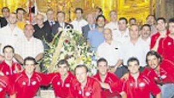 <b>OFRENDA. </b>ElPozo llevó flores a la Virgen de La Fuensanta.