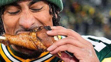 GREEN BAY, WISCONSIN - NOVEMBER 28: Jordan Love #10 of the Green Bay Packers eats turkey on the field after defeating the Miami Dolphins 30-17 at Lambeau Field on November 28, 2024 in Green Bay, Wisconsin. Patrick McDermott/Getty Images/AFP (Photo by Patrick McDermott / GETTY IMAGES NORTH AMERICA / Getty Images via AFP)