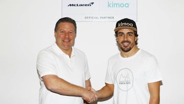 Zak Brown y Fernando Alonso anunciando la asociaci&oacute;n de Kimoa con McLaren.