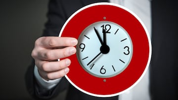 Cambio horario octubre 2025: ¿Se adelanta o atrasa el reloj? ¿Se duerme más o menos? ¿Amanece antes o después?