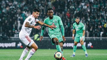 Ambos jugadores de Saint-Ettiene y Lyon pugnan por el balón.