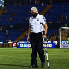 Tuca aclara el incidente con el aficionado: "No soy centenario para caerles bien a todos"