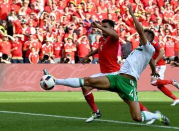Gareth McAuley marca en propia puerta el gol que da la clasificación a Gales. 
