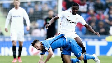 Sevilla&#039;s French defender Ibrahim Amadou (back) challenges Getafe&#039;s Spanish forward Hugo Duro during the Spanish League football match between Getafe and Sevilla at the Coliseum Alfonso Perez in Getafe on April 21, 2019. (Photo by BENJAMIN CREME