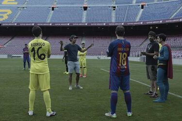 ¿Qué hacen Messi y Jordi Alba junto a Dani Rovira en el rodaje de 'Superlópez?