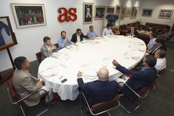 La mesa del encuentro: Javier Guillén, en el centro. Hacia la derecha: Alejandro Elortegui, Tomás de Cos, Tomás Roncero, Juan Mora, José Pequeño, Alfredo Relaño, Francisco García, Ángel García Colín, Juan Gutiérrez, Luis Nieto y Juan Cantón. Ciclismo, política y periodismo unidos por la Vuelta a España.