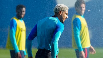 GRAFCAT4523 Sant Joan Despí (BARCELONA) 23/12/2022.- El jugador uruguayo Ronald Araujo (c), durante entrenamiento realizado esta mañana en la Ciudad Deportiva del club para preparar el regreso a la Liga de fútbol, tras el parón invernal con motivo del pasado Campeonato Mundial de Qatar. EFE/Enric Fontcuberta