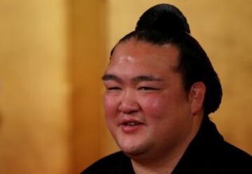 El luchador de sumo Kisenosato atiende a los medios tras recibir la noticia de su ascenso al grado Yokozuma, el mayor grado de lucha en el sumo. El primer japonés en recibir esta distinción desde 1998.