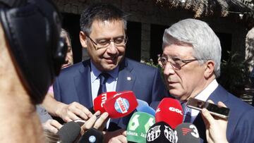 GRA114. MADRID, 14/10/2017.-Los presidentes del Atlético de Madrid y Barcelona , Enrique Cerezo(d) y Josep María Bartomeu(i) antes de la comida celebrada antes del partido de Liga que esta noche jugarán ambos equipos. EFE/VICTOR LERENA